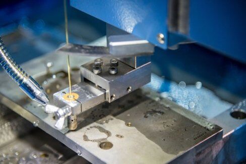 O corte de metal duro (carboneto de tungstênio) por eletroerosão a fio